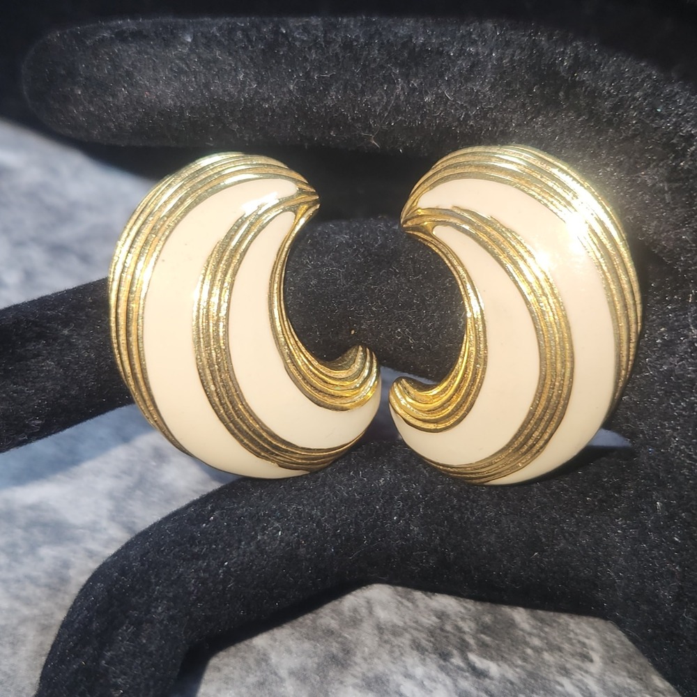 Napier Vintage Gold Tone Ivory Enamel Ribbed Crescent Moon Post‎ Earrings